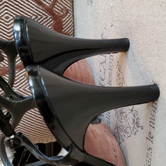 Black patent 8.5 t-strap heels with buckle - Picture 4 of 8